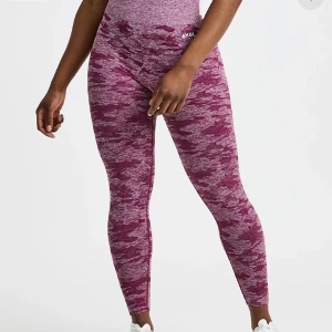 AYBL träningsthights  - Helt oanvända träningsthights, endast provade från AYBL. Säljer då de är för små för mig, så skulle säga att det är små i storleken, inte så stretchiga. Modellen heter Evolve Camo Seamless Leggings Burgundy. Köpta för 510kr! Köparen står för frakten✨