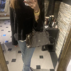 Guess väska  - Mini guess väska! Supersnygg och rymlig, kom privat för bild på defekter 💓