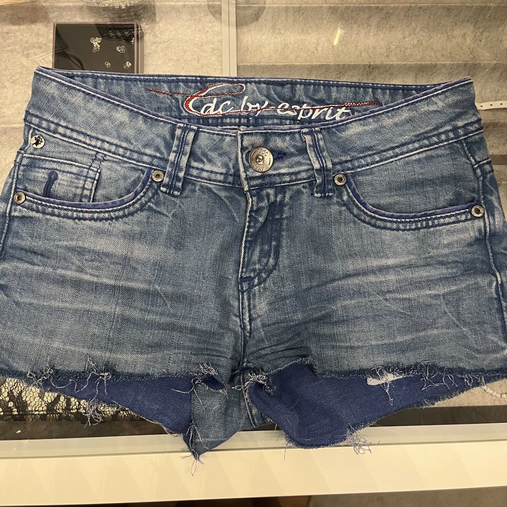 As snygga jeans shorts köpta secondhand med låg midja, säljer pga de är för små❤️ Midjemåttet är 70cm  Längd är 20 cm . Shorts.