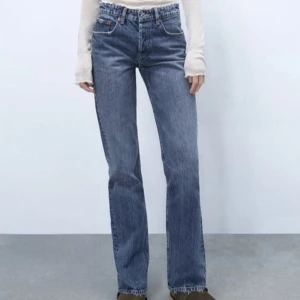Zara jeans  - Superfina mid rise jeans ifrån zara som inte finns att köpa längre. Tryck inte på köp direkt! 250+frakt 