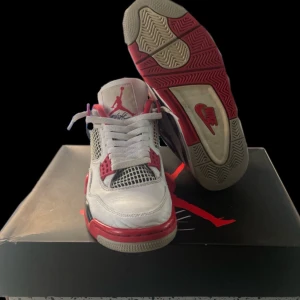 Jordan 4 Fire Red - Säljer ett par Jordan 4 fire red, då de inte passar mig. De är använda, men väldigt bra skick. Nypris ca 8000 kr. Hör gärna av vid minsta fråga. Box följer med, men ej kvitto.