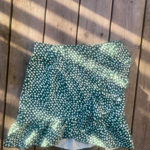 Grön volangkjol - Blommig volangkjol som är för liten för mig. Supersöt till sommaren!!! 