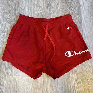 Supersnygga röda shorts. Bra skick förutom tre prickar som inte försvinner i tvätten, se bild 3. ❤️ köp gärna genom ”köp nu” 