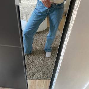 Ett par skit snygga jeans från weekday. Skit balla med neddragen midja hela vägen runt. Använda få gånger så är i fint skick. Är tyvärr lite stora på mig där av säljer jag de! 