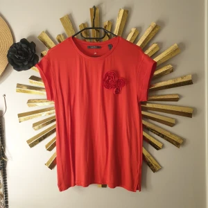 Tshirt  - tshirt med rosor från Esprit.  Aldrig använts 