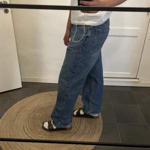 Vida jeans från weekday sparsamt använda! Storleken är 32/32