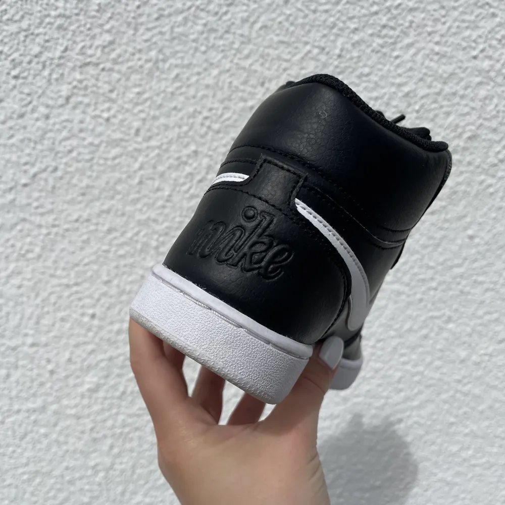 Svarta höga sneakers från Nike, nyskick!! Säljer ett par vita också💕. Skor.