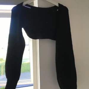 Stickad combo - Två seperata delar, en tub topp och en slags kofta. Jätte snygg på.