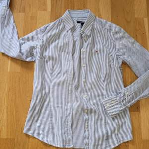 Randig Gant skjorta i storlek 36. Knappt använd. Kan fraktas men köparen står för frakten💕
