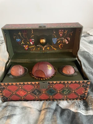 Quidditch - Säljer quidditch grejer från Harry Potter. Allt säljs tillsammans då jag köpte allting tillsammans. Det är i nyskick då jag aldrig använt det och passar bra för folk som är intresserade i Harry Potter. 