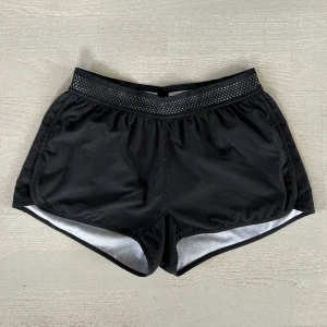 Träningsshorts  - Ett par träningsshorts från SOC i kort modell. 