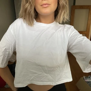 Vit tshirt  - Tshirt med lite längre ärm från Monki i bra skick.