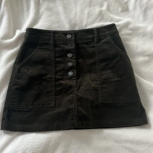 kjol - väldigt söt minikjol men den ser inte bra ut på mig :( midjan är 71 och längden är 35! kontakta om du är intresserad