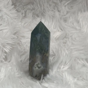 Moss Agate Mini Tower - Moss Agat Mini Torn  Mossagat sägs uppmuntra till lugn och känslomässig balans. Mossagat är den perfekta stenen för dem som upplever stark aggression eller alltför många känslor✨🌱 Perfekt att ha i fickan.