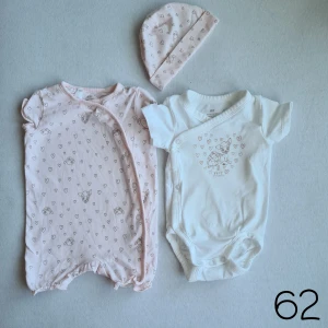 Disney x H&M 💟 Bambi-Set  - H&M och disney i samarbete 💟 Bambi-Set med omlott onesie och omlottbody med tillhörande branden babymössa. Ekologisk bomull. Nyskick! 💟