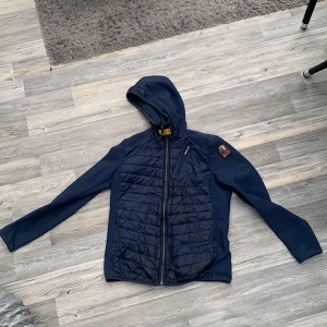 Parajumper warmup hybrid  - Har en parajumper warmup hybrid till salu, den är i nyskick och har inte använt den något.