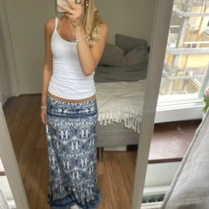 Mönstrad långkjol - Säljer denna blåa mönstrade långkjol. Kjolens längd är 96cm. Har du någon fråga är det bara att höra av sig🫶🏻 Direktpris: 500kr