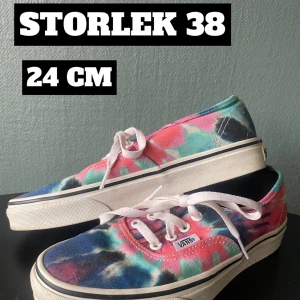 Tye dye Vans - Säljer coola tye dye Vans i storlek 38! Väldigt sparsamt använda, nyskick! Skickas på posten eller möts i Växjö. Köpare står för frakten.