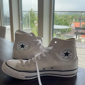 Converse - Näst intill helt nya convers som endast använts en gång! I jättefin somrig färg!!💓