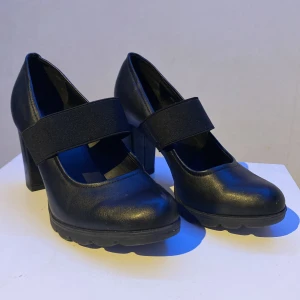 Säljer svarta fake läder klackskor  - Säljer fake läder klackskor köptes för 350kr har används typ 3 gånger så säljer dom för 100kr. Storlek 36.