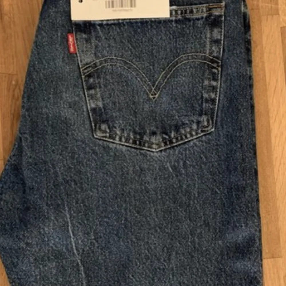 Jeans, stl. Midja 28 tum, Dam Min dotter säljer sina helt nya Levis 501 från NK i Stockholm pga fel storlek.  28/30.  Ordinarie pris 1249:- Säljes för 700:-. 700 kr. Jeans & Byxor.