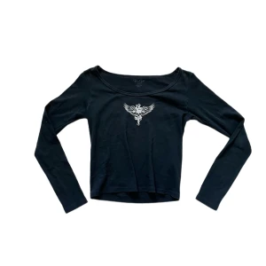 Skull lång sleeve top - Snygg top från brandy Melville med downtown girl/ grunge stuk. Säljer då den inte kommit till användning. Bra skick! Ej urtvättad eller sliten:) storlek: XS-S
