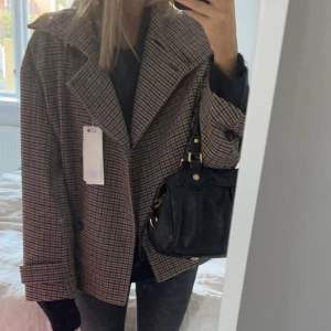 Arket kappa - Såå snygg jacka/kappa från arket! Använd vid några tillfällen men mycket fint skick🥰🥰skriv till mig vid frågor! Pris går att diskutera 🥰
