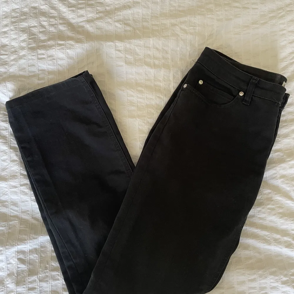 De perfekta svarta jeansen fån Acne i en rak och lågmidjad modell. . Jeans & Byxor.