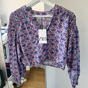 Zara topp - Helt ny topp från Zara! Perfekt till sommaren. Tillhörande kjol säljs separat kolla föregående inlägg. storlek 164 men sitter bra på mig som är XS/S!❤️‍🔥
