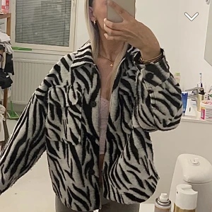 Kort kappa bershka - Så cool kort kappa från bershka i strl m-l men passar även mig med s! 171 cm lång❤️ inga defekter & lite fluffigt tyg 🤝 använd gärna köp nu 💕💕💕