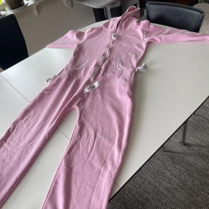 One-piece - En fin och väldigt skön one-piece Går att dra upp dragkedjan hela vägen Har en jättelitens fläck som inte syns, kolla sista bilden Går att skickas, köparen betalar frakten