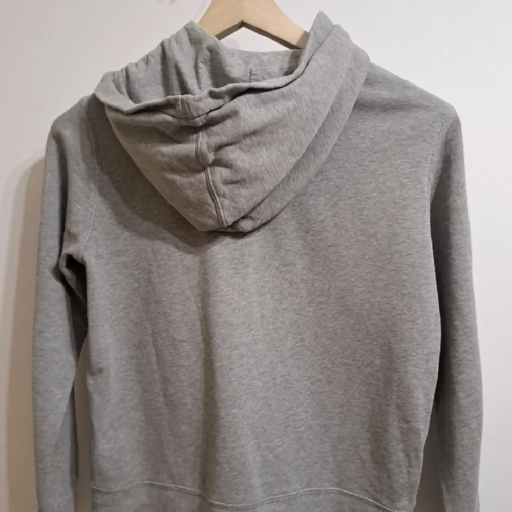 Bra skick och passar herr S/Xs så typ runt 155-165 cm ungefär skriv för mer frågor . Hoodies.