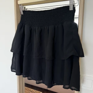 Volangkjol - Svart volangkjol från Only, bra skick, skriv för fler bilder.