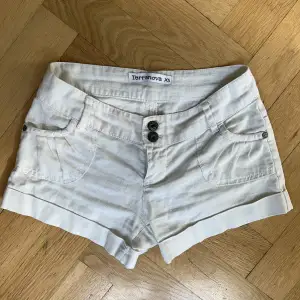 Superfina lågmidjade shorts från terranova i strl xs, de är vita och i bra skick men har en lite fläck på fickan som ni ser på bilden:) Kolla gärna min profil för fler snygga kläder❤️