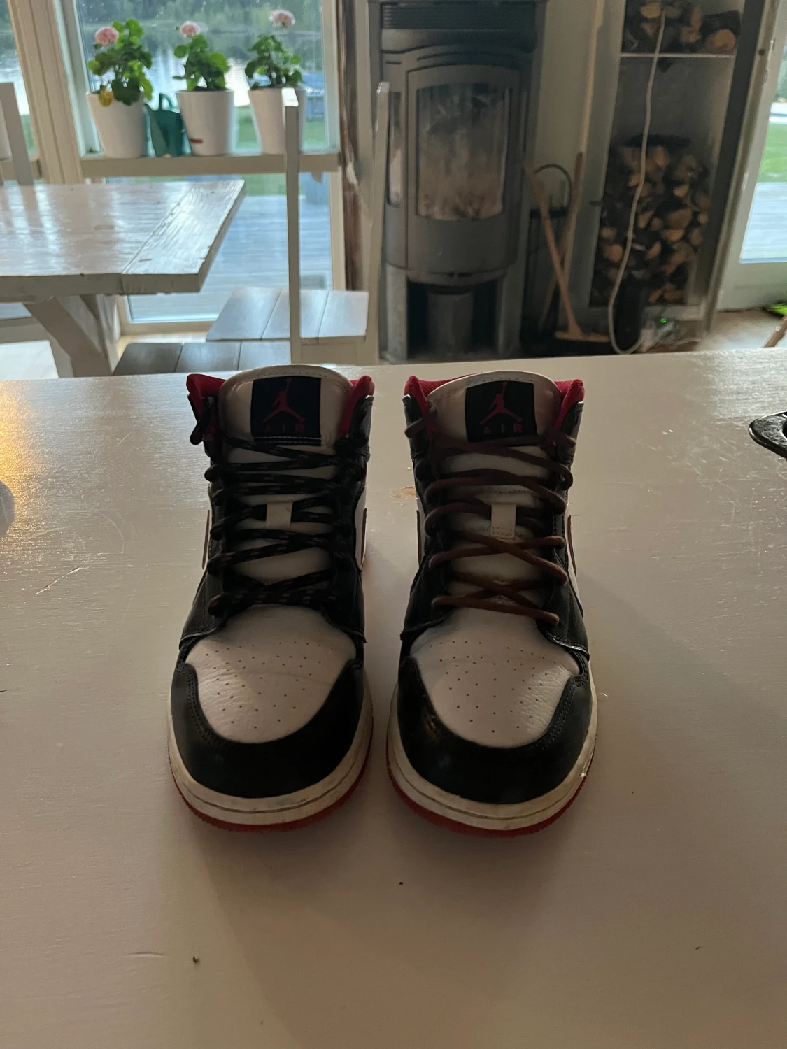 AIR JORDAN 1 MID GYM RED.   Storlek 38