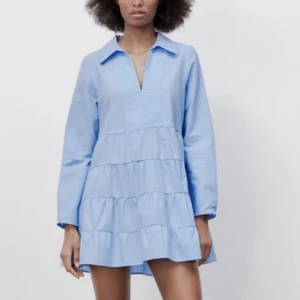 Blå klänning Zara - Superfin klänning den Zara i storlek S. Endast använd ett fåtal gånger så är som ny.