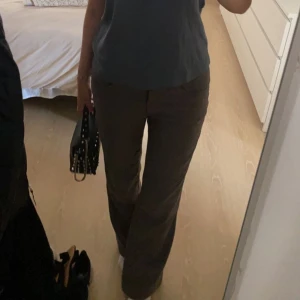 Lågmidjade kostymbyxor - Säljer nu mina secondhand köpta kostymbyxor! De är gråa! Och SÅ snygga💕🤗🤗😫😍!!