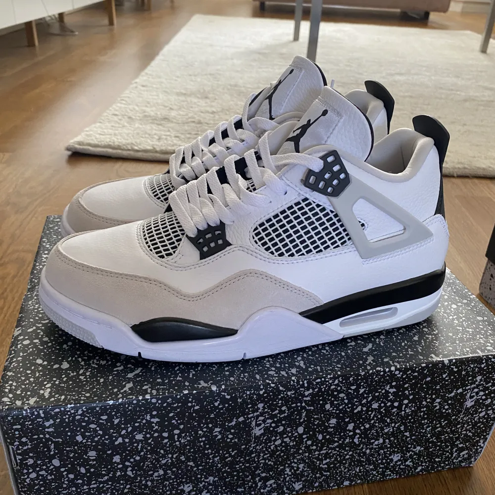 Riktiga Jordan 4 military black i storlek 43. Kvitto finns. Helt nya. Skor.