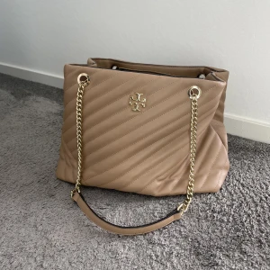 Axelväska - Snygg axelväska köpt i Asien på en marknad🫶🏼 fint skick då den är använd väldigt få gånger, inga tecken på slitage❣️