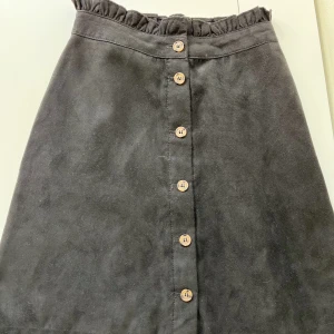 Svart kjol  - Jag säljer denna kjol från H&M i storlek 32. Köparen står för frakten och pris kan diskuteras :)