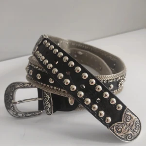 Y2K Bältet  - Suuuper snyggt bälte som aldrig kom till användning på grund av att den är för stor för mig :(