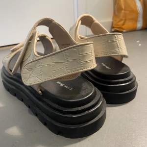 Helt oanvända väldigt fina sandaler från & other stories. Sandfärgade bekväma snygga! Köptes för runt 700kr