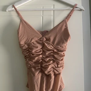 Rosa body - Säljer min rosa body som jag köpte från Madladys sida för något år sedan. Är i fint skick och lappen sitter kvar. Funkar utmärkt nu på sommaren!