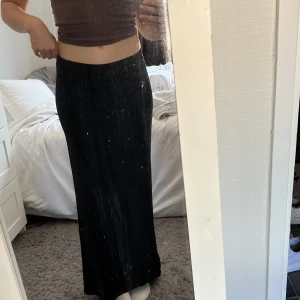 Långkjol - Lågmidjad långkjol från Nelly i xxs, passr dock xs också! Jag är 165 för referens💕 väldigt bra skick 