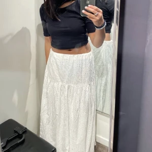 Vit långkjol maxikjol spets - Lägger ut igen pga oseriös köpare! Jättefin maxikjol från Kappahl, nypris 600kr och nästintill oanvänd! Är 164 cm lång på bilden! Första bilden är lånad!🌺❤️Använd gärna KÖP NU!