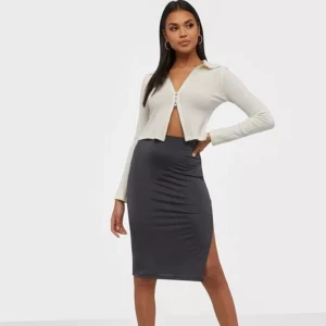 Midikjol från Nelly - Aldrig använd!! Inga defekter. Jätteskönt material. Har en slit vid benet. 