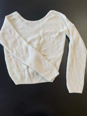 Jag säljer en tröja som är jätte fin och kommer ifrån NA-KD. Tröjan är i färgen vit och i storlek XS. Den är med öppen rygg (kolla bild 2). 