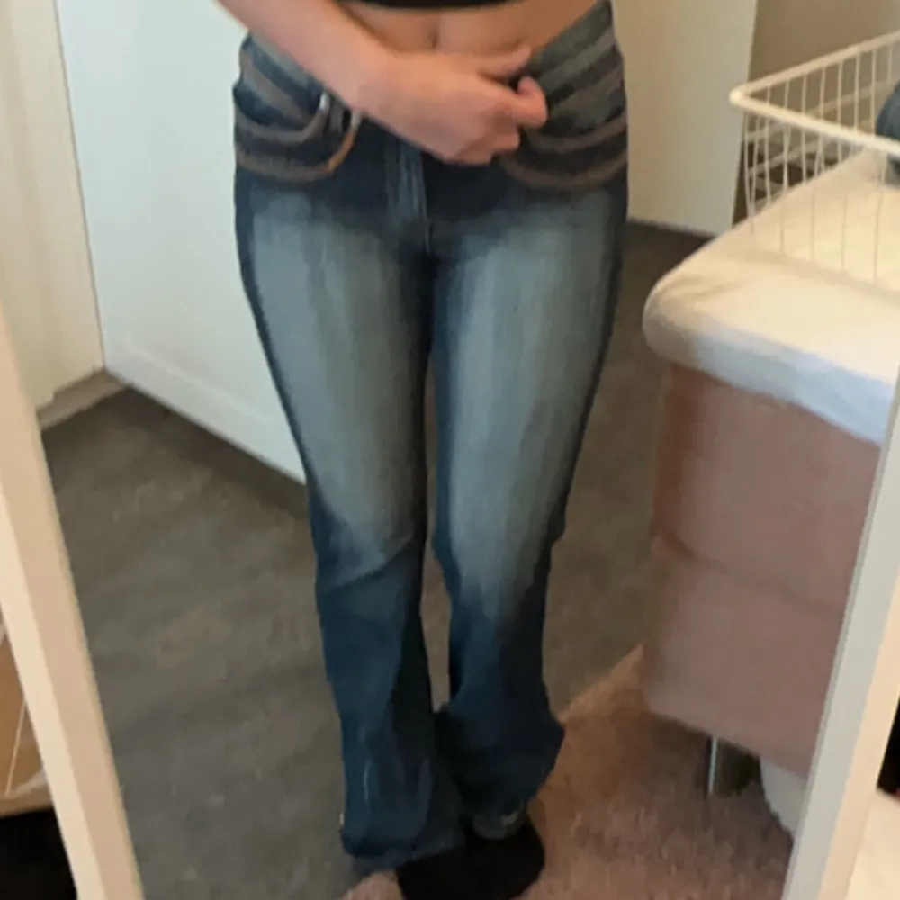 utsvängda mid waist jeans, helt nya . Jeans & Byxor.