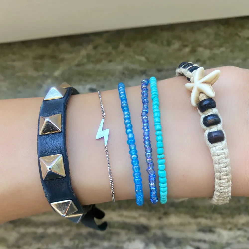 Säjer armband och halsband i små vackra lysande pärlor i alla nyanser av blått🦋🦋💙🌀🐬🐳🐚🐚, perfekt nu till sommaren som gör d lilla extra till looken✨💦. Armband-19kr/st Halsband-25kr/st  Skriv på DM för köp och se pärlbilden med siffror, för val av pärl-färg. Accessoarer.