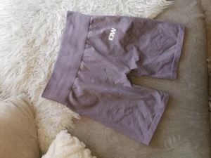 ICIW träningshorts/cykelbyxor stl M - Lila seamless träningsshorts/cykelbyxor från I CAN I WILL, stl M men passar L också. Hög midja, använda 1 gång  200:-